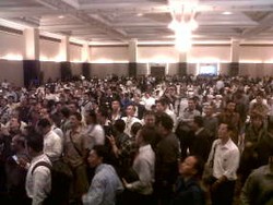 Ratusan Calon Advokat KAI Gedor-gedor Pintu Masuk Ballroom Gran Melia