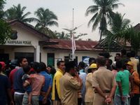 Bendera Setengah Tiang di Polsek Hamparan Perak