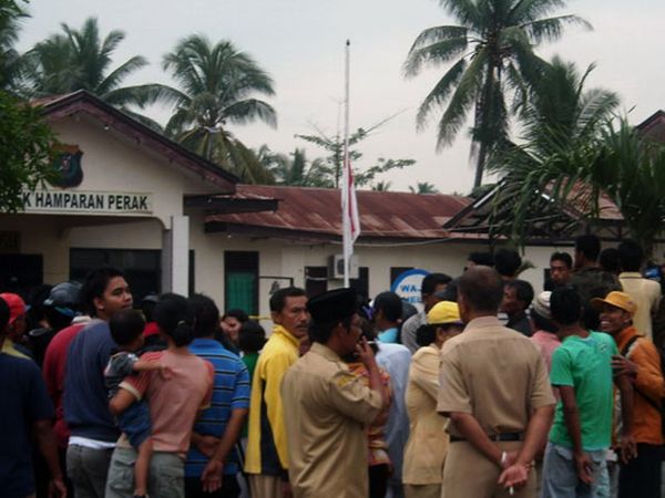 Bendera Setengah Tiang di Polsek Hamparan Perak
