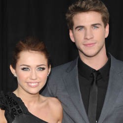 Miley Cyrus Bantah Tinggal Bareng Pacar