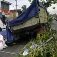 Diduga Sopir Ngantuk, Truk Tabrak Median Jalan di Sidotopo