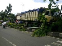 Truk Tabrak Median Jalan
