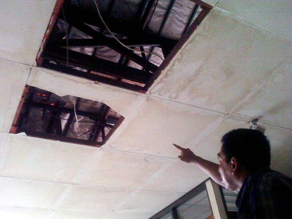 Plafon Fakultas Ilmu Budaya Unair Ambruk