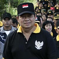 TNI-Polri Adu Bola, SBY Lakukan Kick Off