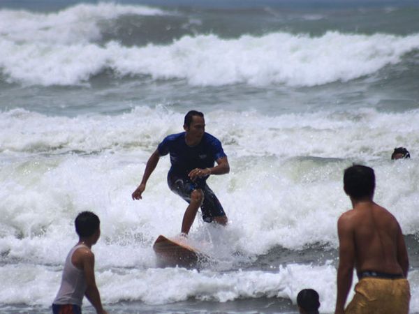 Geliat Surfing Hingga Penjuru Negeri
