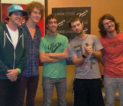 Forever the Sickest Kids Rela Hujan-hujanan Demi Fans