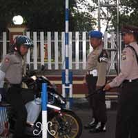Antisipasi Serangan Teroris, Petugas Jaga Polda Jatim Dipersenjatai