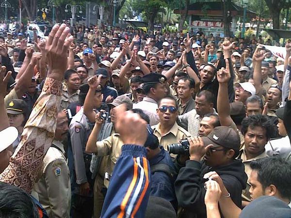 Kades se-Gresik Demo DPRD