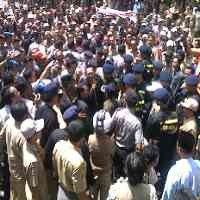 Dikatai Preman, Kades se Gresik Emosi 