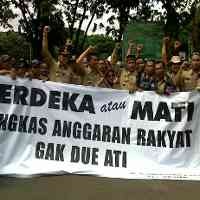 Tunjangan Akan Dipangkas, Kades se Gresik Unjuk Rasa