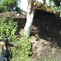 Tolak Eksekusi Tanah, Warga Jombang Serang Operator Eskavator