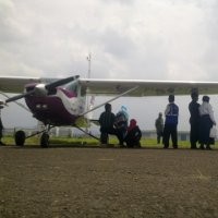 Cuaca Terik, Sayap Pesawat Dijadikan Payung