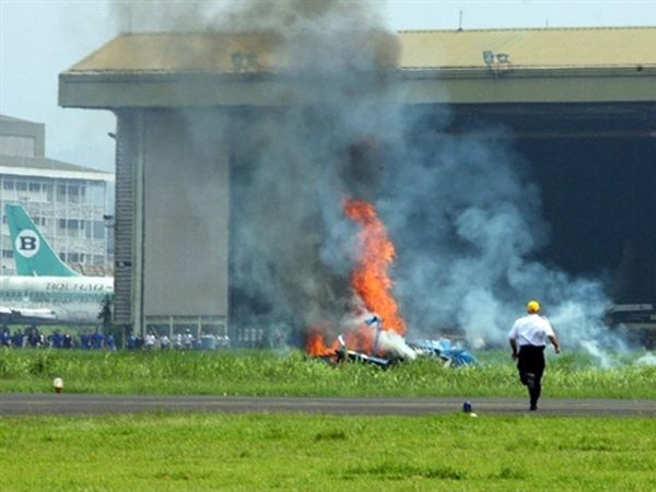 Pesawat Decathlon Terbakar