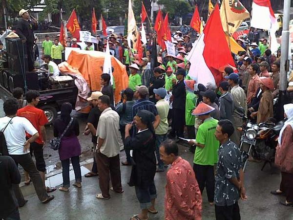 Petani Geruduk Kantor Gubernur Jatim