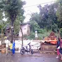 Meluap, Situ Sasak Tinggi Pamulang Jadi Tontonan Warga