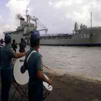 Dua Kapal Perang Australia Singgah di Surabaya 