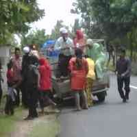 Ban Lepas, Pick Up Sarat Penumpang Nyaris Terguling 