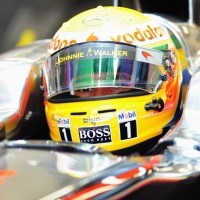 Hamilton Pede Kalahkan Duo Red Bull