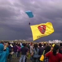 Terjun Payung Meriahkan Penutupan Bandung Air Show