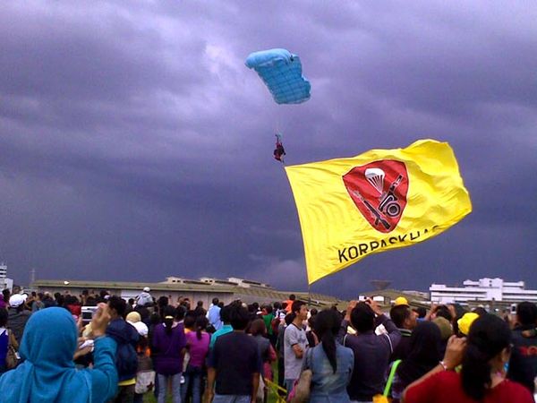 Terjun Payung Meriahkan Penutupan BAS 2010