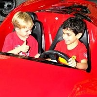 Sekarang, Anak Kecil Bisa Nyetir Ferrari