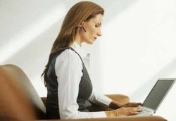 Terlalu Lama di Depan Komputer Bikin Wanita Cepat Keriput