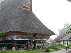 Seni Arsitektur Desa Lingga yang Tahan Gempa