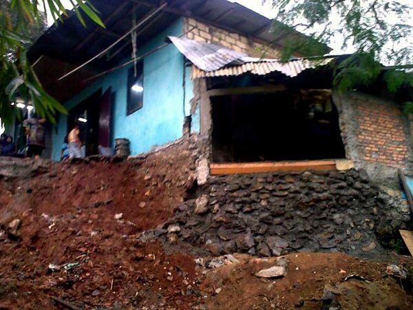 Hujan Deras Sebuah Rumah Longsor