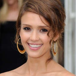 Bugil di Machete, Jessica Alba Langgar Janjinya