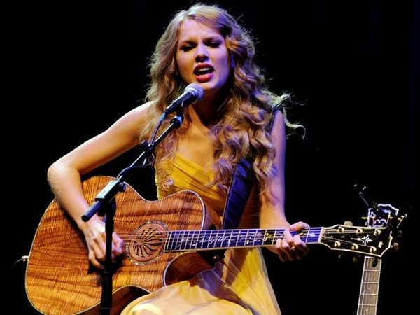 Taylor Swift Beraksi Dengan Gitar