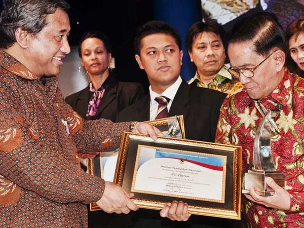 Anugerah Peduli Pendidikan