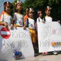 Sambut HUT KA, Siswa TK Bagi Bingkisan Untuk Penjaga Palang Pintu 