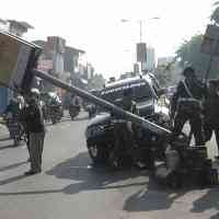 Toyota Hilux Tabrak Median Jalan, Mobil Kadispenduk Ikut Rusak 