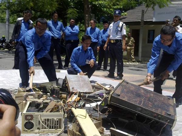 Perangkat Telekomunikasi Radio Ilegal Dimusnahkan