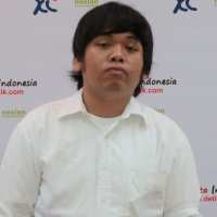 Batu Koral di Tengah Pantai Trikora