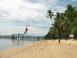 Flying Fox di Pantai Carocok
