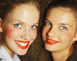 Dominasi Lipstik Orange di Panggung Runway