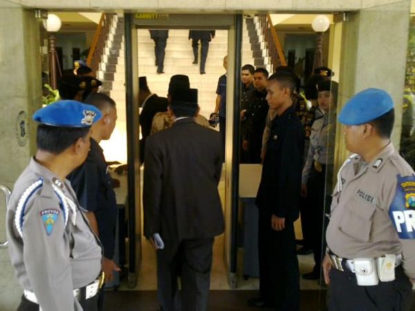 Polisi Amankan Pelantikan Walikota Surabaya