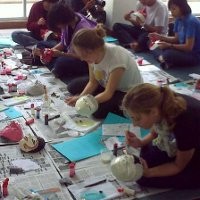 Pelajar Asing Asyik Lukis Topeng Cirebon