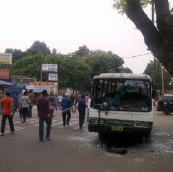 Polisi Anti Huru-hara Hadang Dua Massa di Jalan Ampera Raya