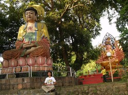 Pantai Lagoi, Pantai Trikora dan Wihara Dharma Sasana