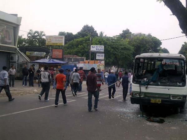 Bentrokan di Depan PN Jaksel