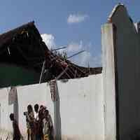 Atap Sekolah Ambruk, Siswa SD di Kediri Berbagi Kelas