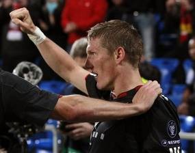 Dwi Gol Schweinsteiger Menangkan Bayern