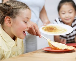Solusi Agar Si Kecil Menghabiskan Makanannya 