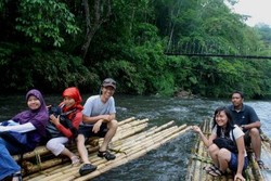 Pesona Sungai di Kota Seribu Sungai