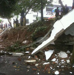 Tembok Pemadam Kebakaran Jaksel yang Rubuh, Timpa 2 Mobil