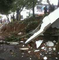 Hujan Deras Sebabkan Tembok di Kantor Pemadam Jaksel Roboh