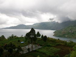 Pesona Danau Kembar 