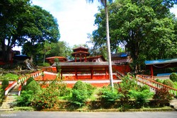 Klenteng Merah Membara Diatas Bukit